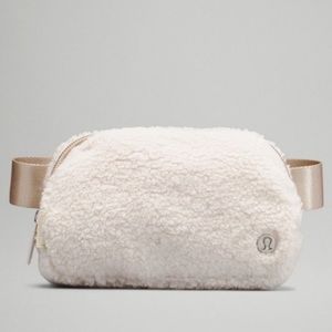 NWT Lululemon Everywhere Belt Bag in natural ivory / trench.